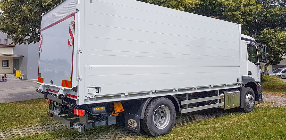 ZeBu Fahrzeugbau - Überdachausführung mit Ladebordwand Getränkeaufbau ZeBu Fahrzeugbau
