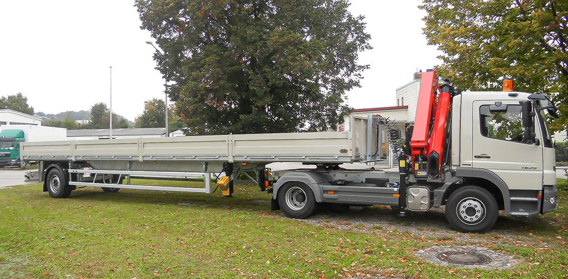 Anhängeraufbau mit PALFINGER Ladekran