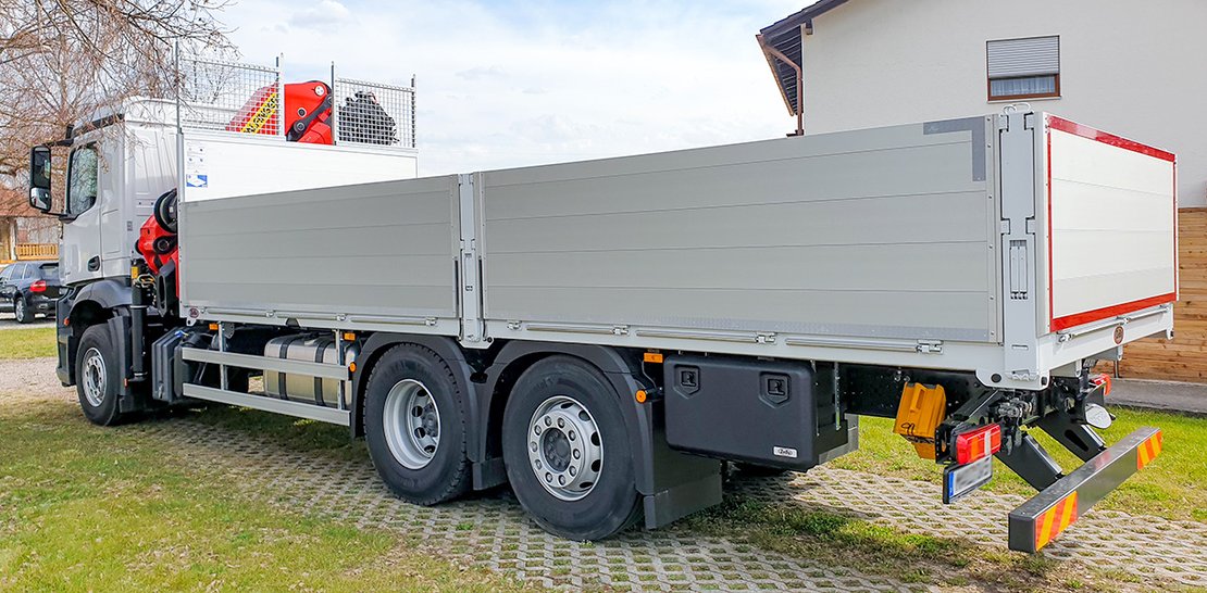 Pritschenaufbau mit PALFINGER Ladekran