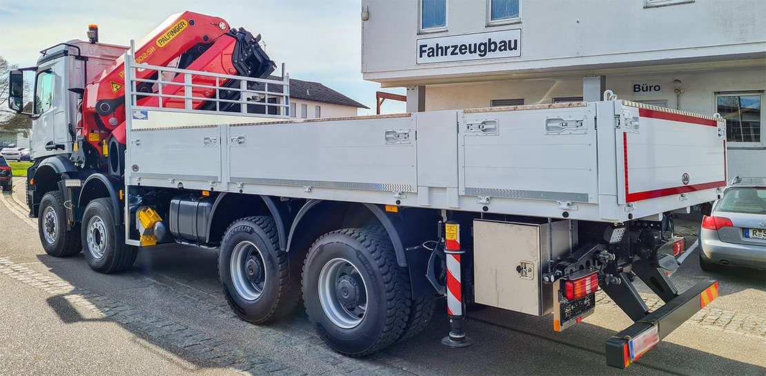 Pritschenaufbau mit PALFINGER Ladekran