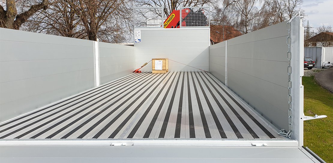 Pritschenaufbau mit PALFINGER Ladekran