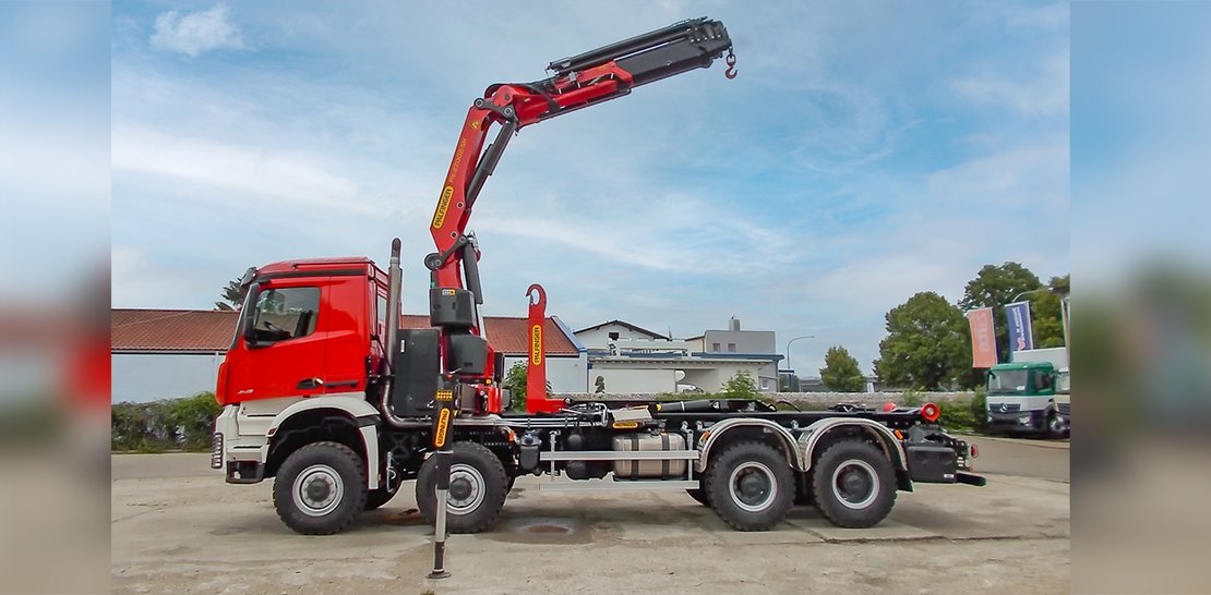 Spezialanfertigung aus Ladekran und Abrollkipper
