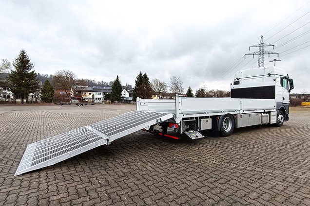 Hydraulische Auffahrrampe ZeBu Fahrzeugbau